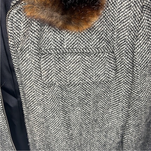 RALPH LAUREN Woman's Silk and Wool blend
coat with faux fur collar size 4 - Picture 8 of 9